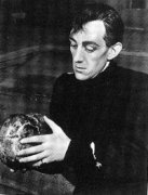 38-39: Alec Guinness - HAMLET