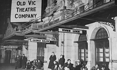 1949: Queueing at the New Theatre for 'The School For Scandal'